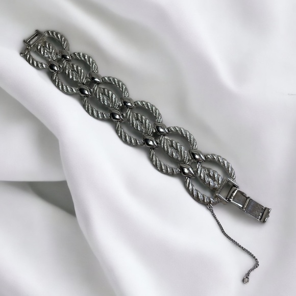Vintage Jewelry - Vintage Silver Toned Textured Twisted Double Oval Rope Link Bracelet